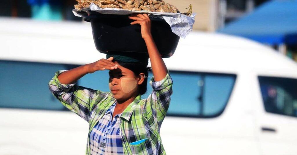 ဒီဇင်ဘာ ၃၁ ရက်က မြဝတီမြို့မှတစ်ဆင့် ထိုင်းနိုင်ငံ မဲဆောက်သို့ သွားရောက် လည်ပတ်စျေးဝယ်သူ များပြား