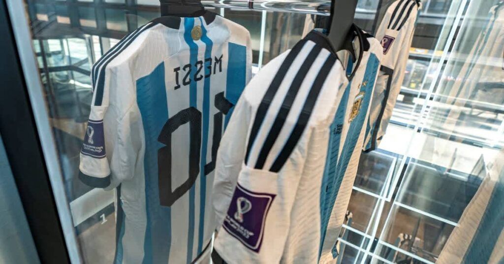 ၂၀၂၂ ကမ္ဘာ့ဖလားတွင် မက်ဆီဝတ်ဆင်ခဲ့သည့် ဂျာစီခြောက်ထည်ကို ဒေါ်လာ ၇ ဒသမ ၈ သန်းဖြင့် လေလံတင် ရောင်းချ