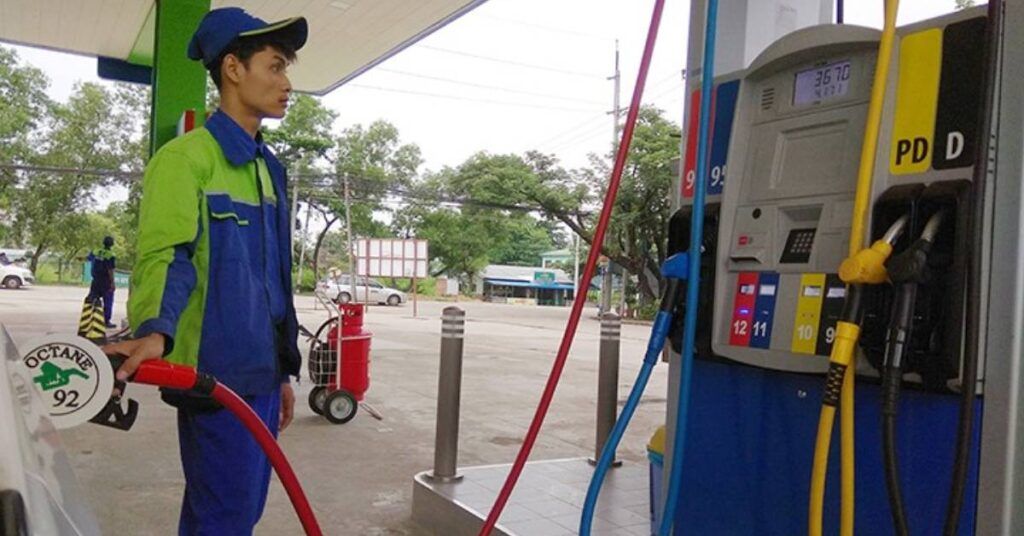 ရန်ကုန်နှင့် မန္တလေးရှိ စက်သုံးဆီအရောင်းဆိုင် ၁၆ ဆိုင်မှာ ဆီရှိလျက် မရောင်းခြင်း၊ ခွင့်ပြုချက်မရဘဲ အခြားနေရာသို့ ဆီသယ်ခြင်း၊ သတ်မှတ်ရည်ညွှန်းစျေးထက် ပိုရောင်းခြင်းများကြောင့် အရေးယူထား