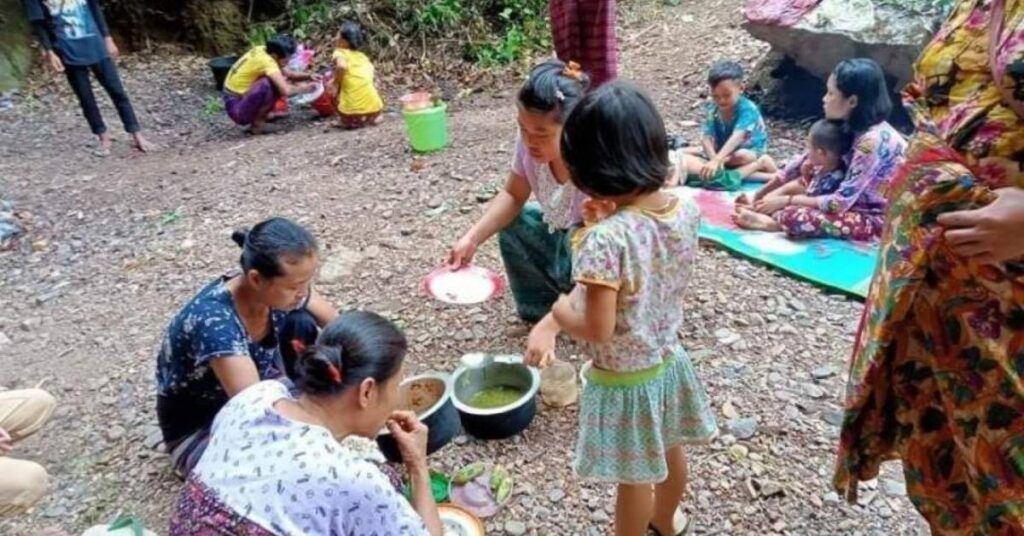 အချိန်အခါမဟုတ် မိုးရွာသွန်းမှုကြောင့် မွန်ပြည်နယ် ဘီးလင်းနှင့် သထုံမြို့ အမိုးအကာများ အရေးပေါ်လိုအပ်နေ