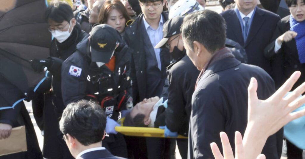 တောင်ကိုရီးယား အတိုက်အခံပါတီခေါင်းဆောင် လီဂျေမြောင် လည်ပင်းကိုဓားဖြင့်အထိုးခံရ