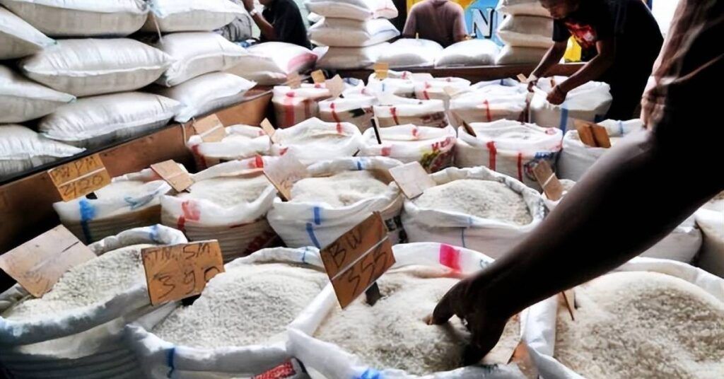 အယ်လ်နီညိုရာသီဥတု၏ သက်ရောက်မှုများကြောင့် ကမ္ဘာ့ဆန်စပါးစျေးကွက်၌ ဆန်အရောင်းအဝယ်မြင့်မားနေပြီး နိုင်ငံအလိုက် အစီအမံများဆောင်ရွက်လျက်ရှိသော်လည်း မြန်မာနိုင်ငံအနေဖြင့်မူ ဆန်ပိုလျှံမှု တန်ချိန်သုံးသန်းကျော်ရှိကြောင်း သိရ