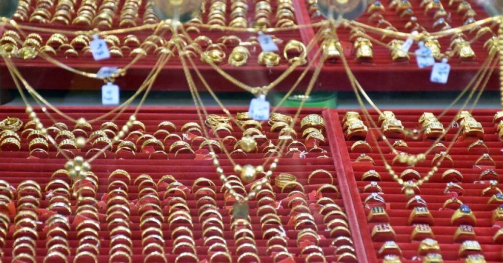 ဇန်နဝါရီ ၂ ရက်က ပြင်ပစျေးကွက်အတွင်း အခေါက်ရွှေတစ်ကျပ်သားလျှင် ကျပ် ၃၇၂၅၀၀၀ ဝန်းကျင်ရှိနေ