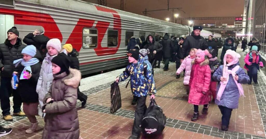 စစ်ပွဲအတွင်း ဘေးလွတ်ရာ ရွှေ့ပြောင်းနေရသည့် ရုရှားကလေးသူငယ်များ