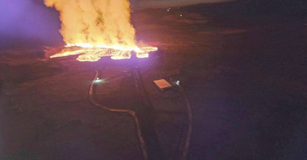 အိုက်စလန်နိုင်ငံ၌ သုံးနှစ်နီးပါးကာလအတွင်း ပဥ္စမအကြိမ်မြောက် မီးတောင်ပေါက်ကွဲမှုဖြစ်ပွားသဖြင့် ဂရန်းဒါဗစ်ရွာမှ ဒေသခံများ အချိန်မီ ရွှေ့ပြောင်းခဲ့ရ