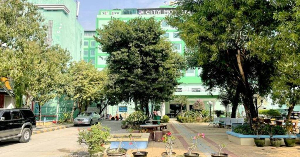 မန္တလေးမြို့တွင် တစ်နှစ်ကျော်ကြာ ပိတ်သိမ်းထားသည့် ပုဂ္ဂလိကဆေးရုံနှစ်ရုံ ပြန်လည်ဖွင့်လှစ်