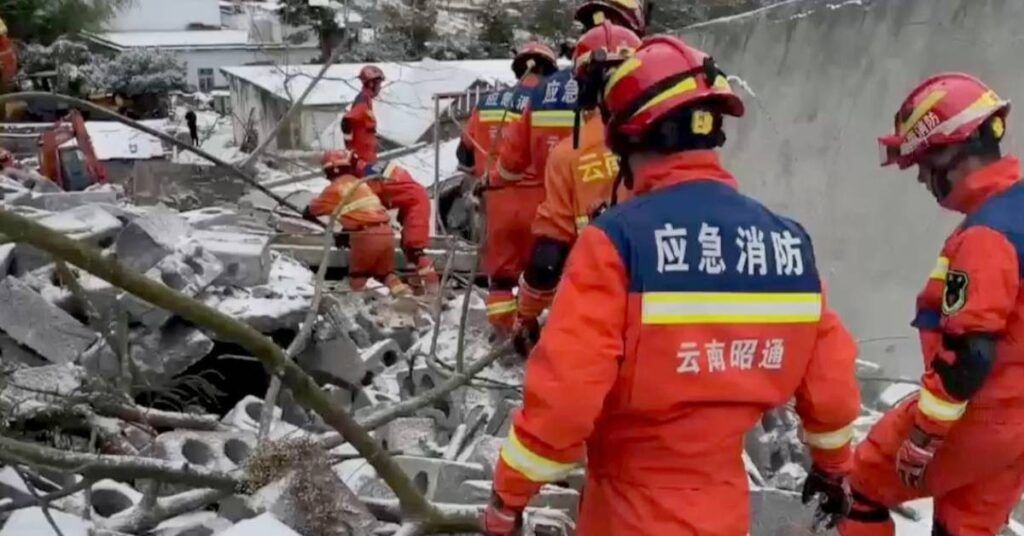 တရုတ်နိုင်ငံ အနောက်တောင်ပိုင်းတွင် မြေပြိုမှုဖြစ်ပွားခဲ့သဖြင့် ရှစ်ဦးသေဆုံးပြီး ဒါဇင်ပေါင်းများစွာ မြေဖုံးလွှမ်းခံရ