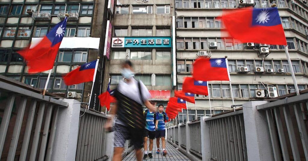 ထိုင်ဝမ်အနီးတစ်ဝိုက်တွင် တရုတ်၏ မိုးပျံပူဖောင်းခြောက်လုံးကို စံချိန်တင်တွေ့ရှိခဲ့ပြီး စစ်လေယာဉ်များနှင့် စစ်သင်္ဘောများကိုလည်း တွေ့ရှိခဲ့ဟု ထိုင်ဝမ် ပြောကြား