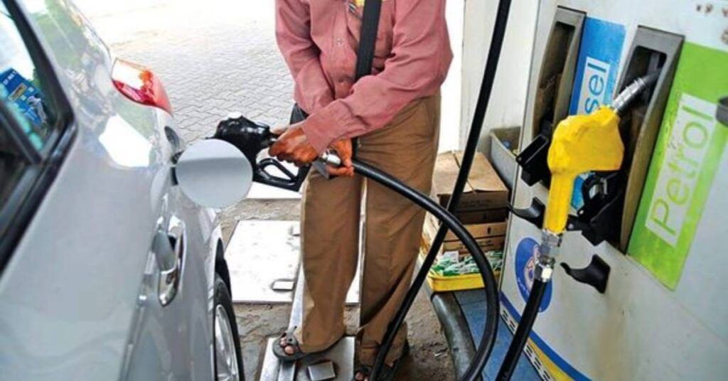 ရန်ကုန်တွင် စက်သုံးဆီစျေးနှုန်းအရ ၉၂ တစ်လီတာလျှင် ကျပ် ၁၀၀ ကျော်မြင့်တက်လာပြီး ၉၂ တစ်လီတာ ၂၇၀၅ ကျပ်သို့ ရောက်ရှိလာ