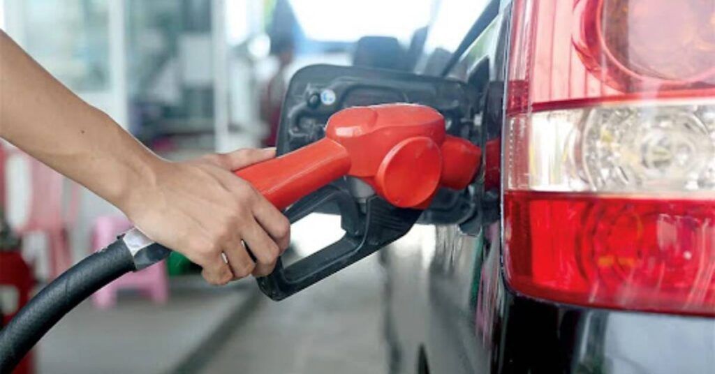 စက်သုံးဆီစျေးနှုန်းများ ကျဆင်းခြင်းမရှိသေးဘဲ ၉၂ တစ်လီတာ ၂၇၀၅ ကျပ်တွင် နှစ်ရက်ဆက်တိုက်ရှိနေ