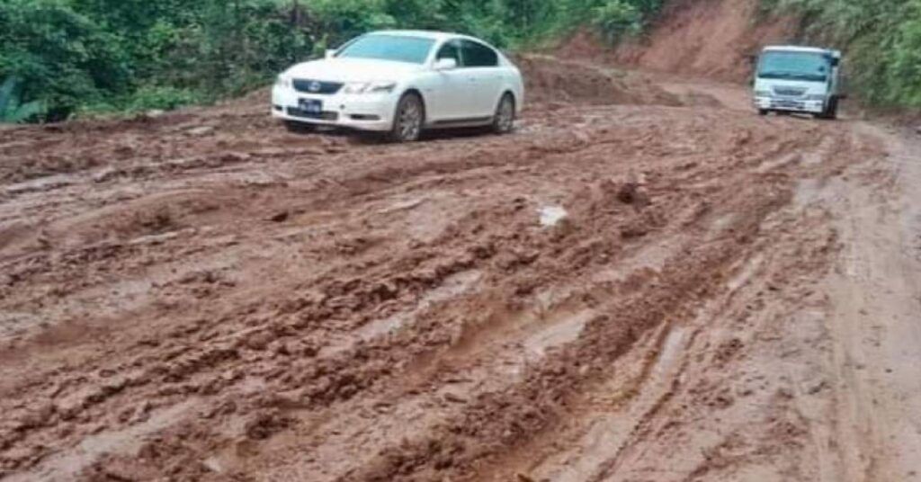 အချိန်ခါမဟုတ် မိုးရွာသွန်းခြင်းကြောင့် မြဝတီဒေါနတောင်ကျော် ထို့ကော်ကိုးလမ်း၌ ယာဉ်သွားလာရန် ခက်ခဲလာ၍ ယာဉ်သွားလာခွင့် ယာယီရပ်ဆိုင်း