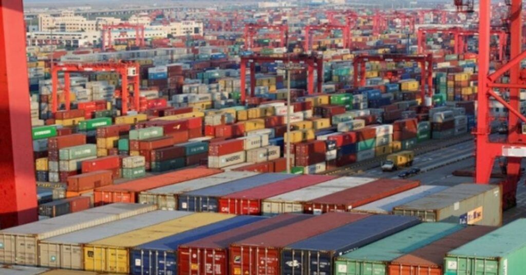 ပို့ကုန်ရငွေ၏ ၃၅ ရာခိုင်နှုန်းကိုသာ ဗဟိုဘဏ်ရည်ညွှန်းစျေးဖြင့် လဲလှယ်ရမည်ဖြစ်ပြီး ကျန် ၆၅ ရာခိုင်နှုန်းအား နေ့စဉ် Online ငွေလဲလှယ်နှုန်းဖြင့် လဲလှယ်အသုံးပြုခွင့်ပေးထားသည့် သတ်မှတ်ချက်အတိုင်း လက်ရှိတွင် ပြောင်းလဲခြင်းမရှိ ခွင့်ပြုပေးနေကြောင်း စီးပွား/ကူးသန်း ထုတ်ပြန်