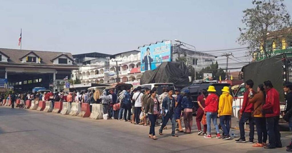 နယ်စပ်ဖြတ်သန်းခွင့်လက်မှတ် (Border Pass) ဖြင့် ယခင်က မဲဆောက်အပါအဝင် သုံးမြို့နယ် သွားလာခွင့်ရှိသော်လည်း ယခုအခါ တစ်မြို့တည်းသာ ခွင့်ပြု