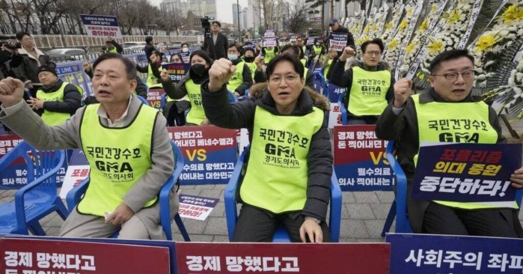 တောင်ကိုရီးယားတွင် ဆရာဝန်များက အလုပ်မဆင်းဘဲ ဆန္ဒပြနေသဖြင့် ရဲတပ်ဖွဲ့က ကိုရီးယားဆေးဘက်ဆိုင်ရာအသင်း၏ ရုံးခန်းများကို ဝင်ရောက်စီးနင်း