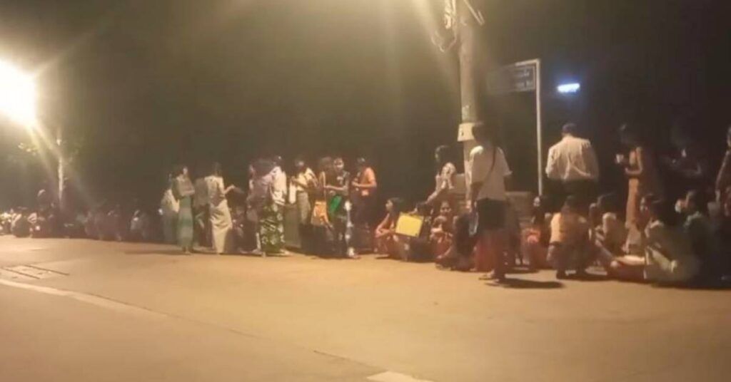 ကိုရီးယား EPS-TOPIK စာမေးပွဲကြေး ပေးသွင်းမည့်သူများ မြောက်ဒဂုံမြို့နယ်ရှိ ပင်လုံခန်းမရှေ့၌ နံနက် ၄ နာရီမှစ၍ အများအပြားတန်းစီစောင့်ဆိုင်း