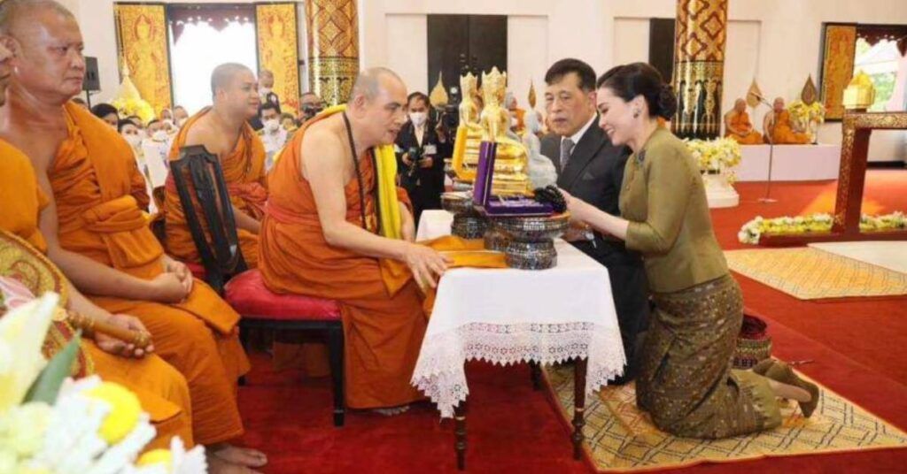 မိုင်းဖုန်းဆရာတော်အား ထိုင်းဘုရင် လာရောက်ဖူးမြော်