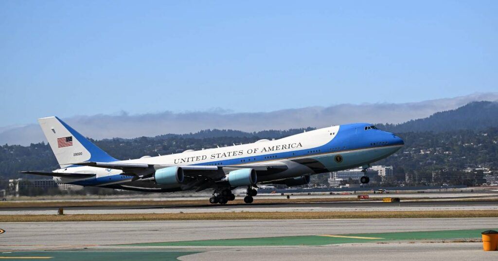 အမေရိကန်သမ္မတစီးနင်းသော Air Force One လေယာဉ်ပေါ်တွင် သတင်းလိုက်ယူကြသော သတင်းထောက်များ ယင်းလေယာဉ်ပေါ်မှ ပစ္စည်းများကို ခိုးယူခြင်းမပြုရန် အိမ်ဖြူတော် သတိပေး
